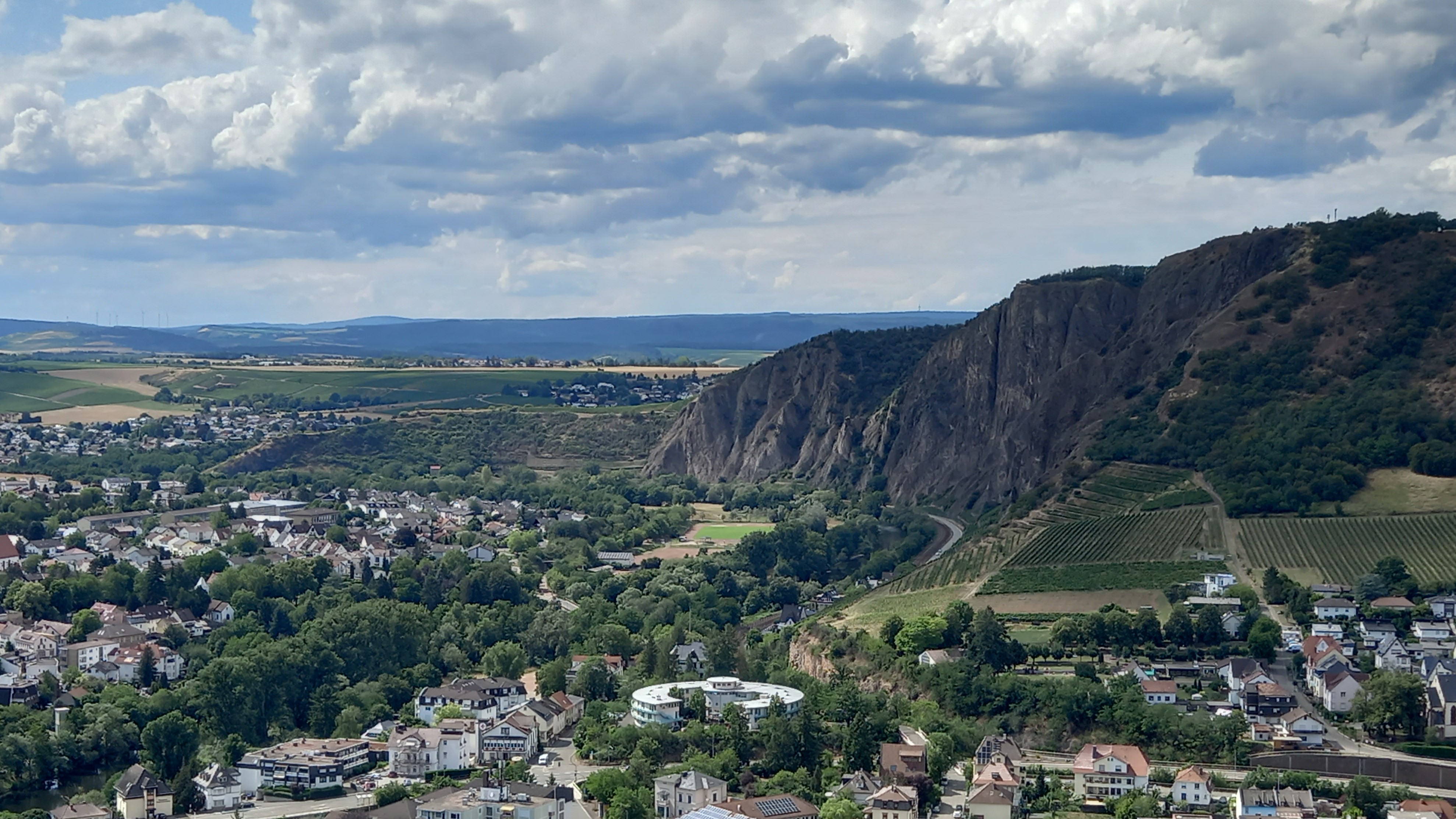 Blick auf die Steilwand des Rotenfels