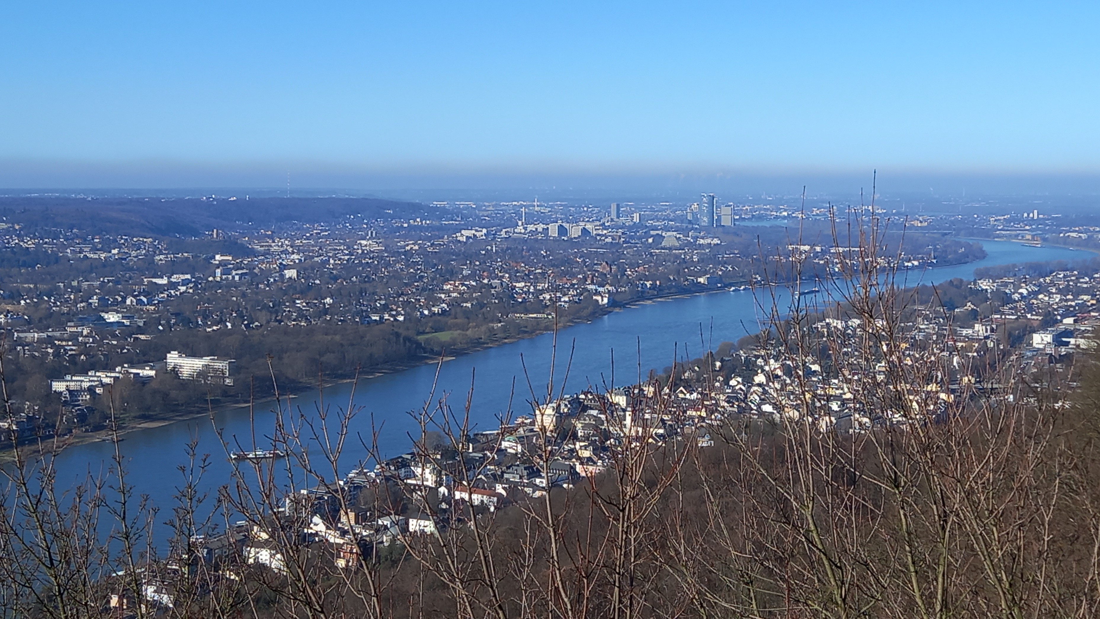 Blick vom Drachenfels auf Bonn. An guten Tagen kann man bis zum Kölner Dom schauen.