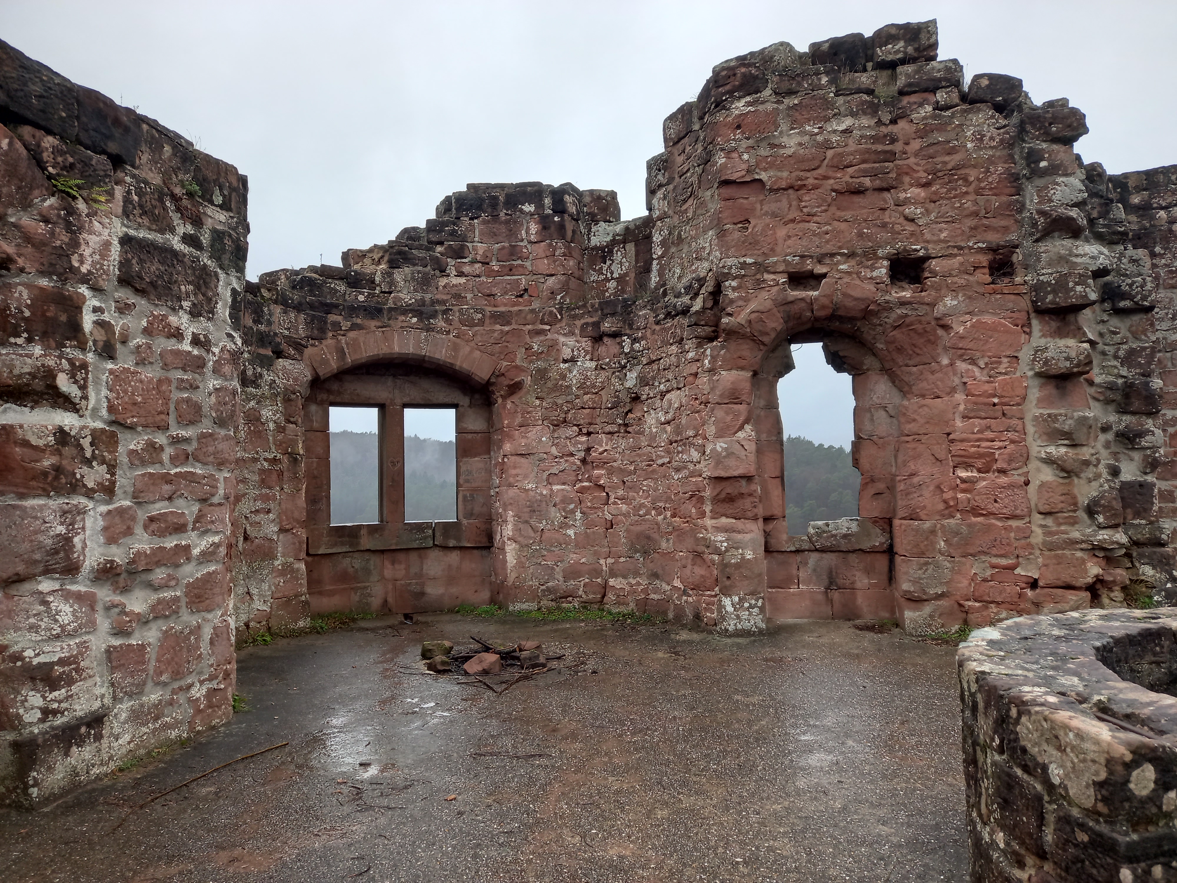 Der Teufelstisch: Auf der Burg Neudahn.